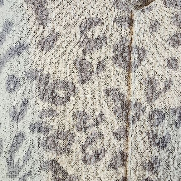 Knox Rose V-Neck Animal Print Sweater - Picture 4 of 9